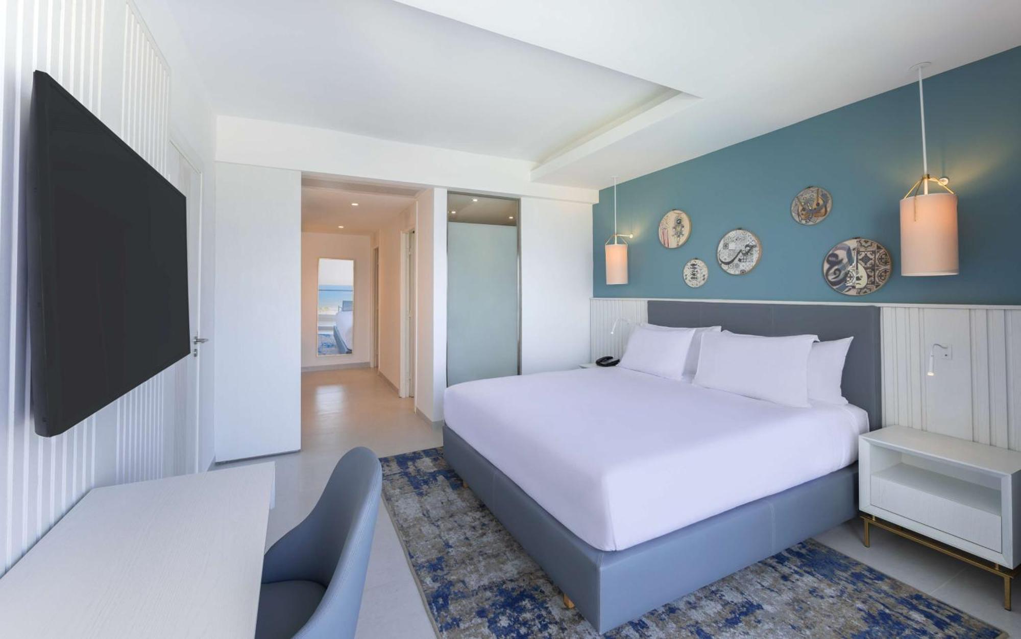 One-Bedroom King Suite with Front Sea View