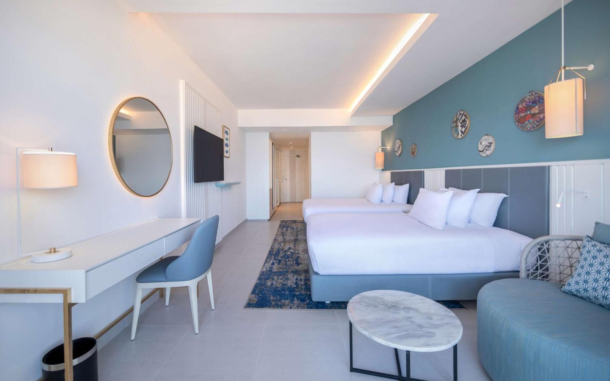 Deluxe Queen Room with Two Queen Beds - Front Sea View